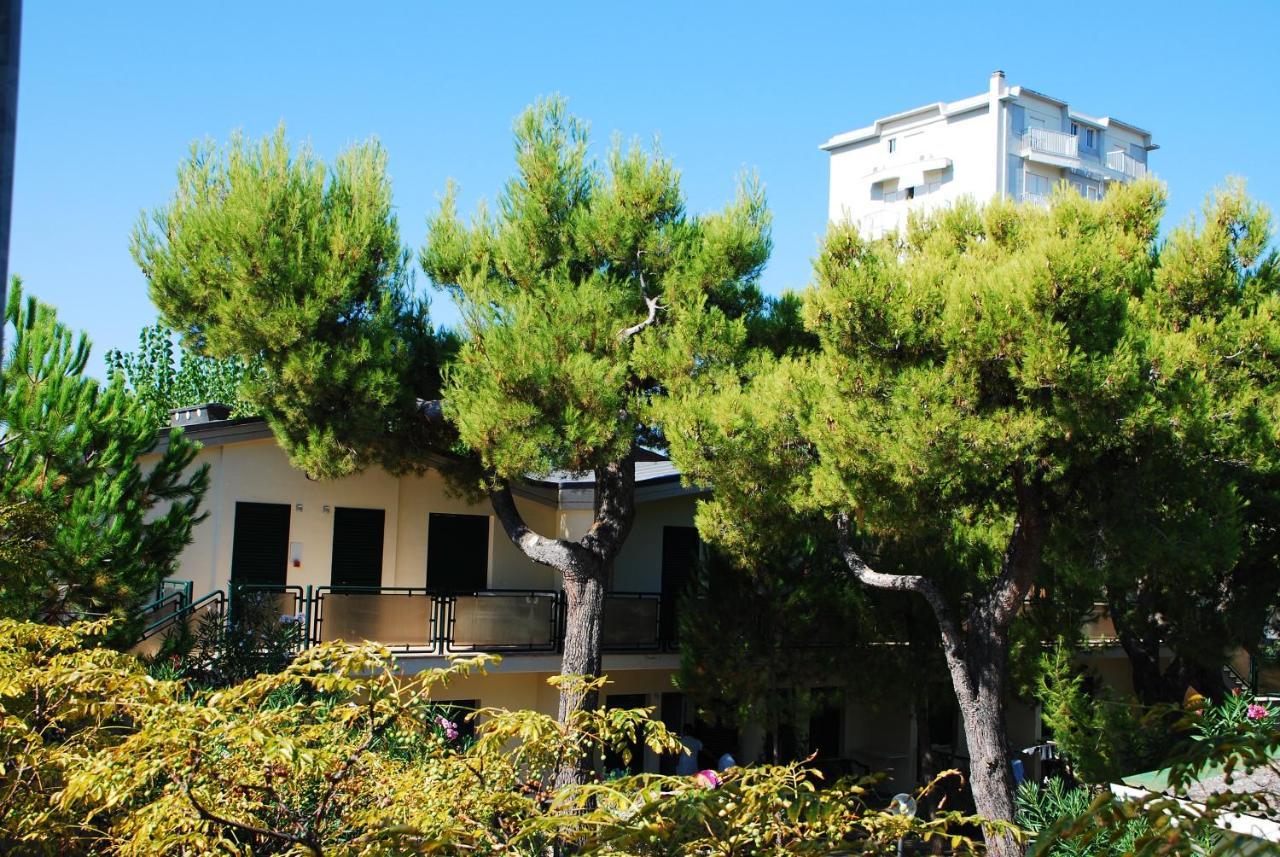 Hotel Perrozzi 瓦斯托 外观 照片