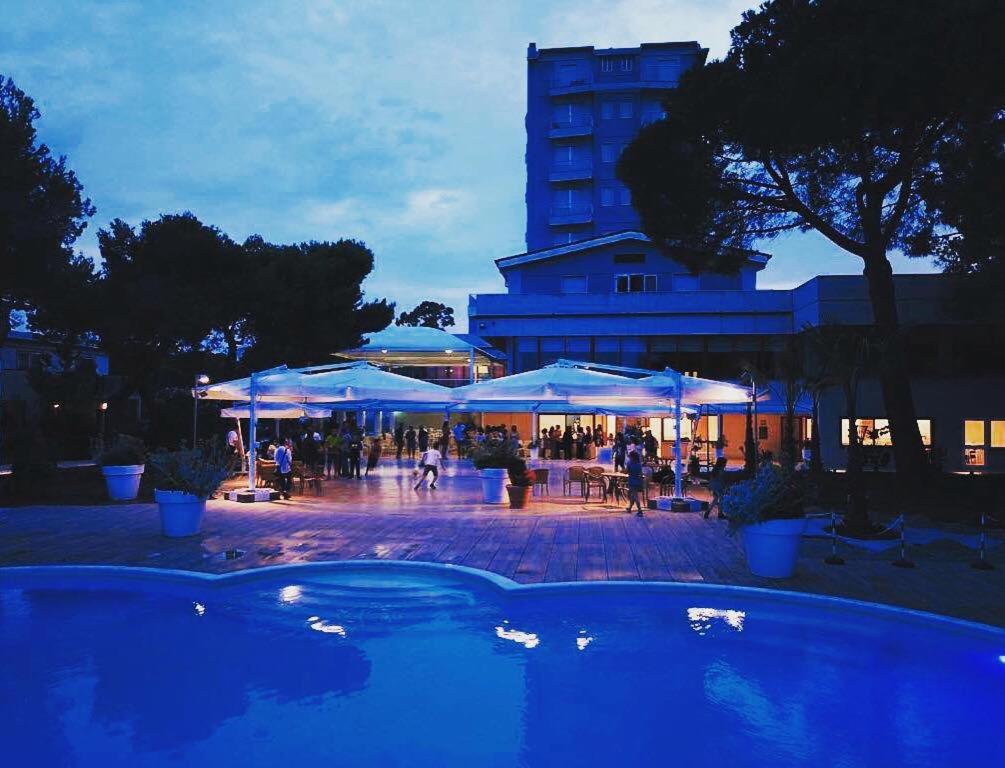 Hotel Perrozzi 瓦斯托 外观 照片
