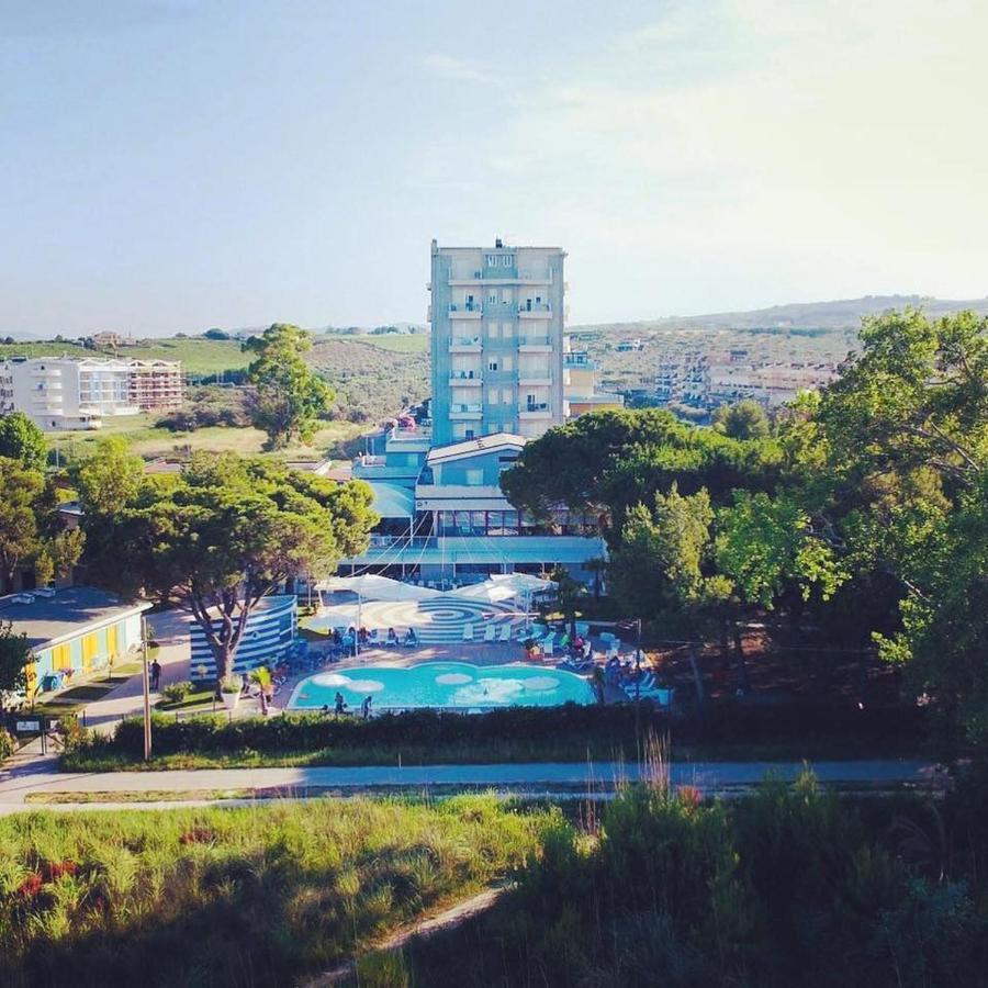 Hotel Perrozzi 瓦斯托 外观 照片
